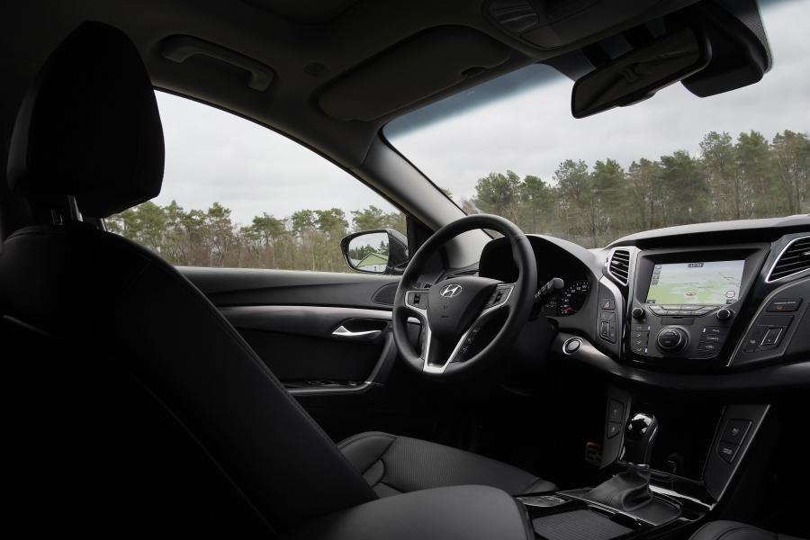 Интерьер Hyundai i40 Wagon 2018 года  (WW) (фото 2 из 16)